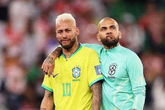 La famiglia di Neymar sostiene Dani Alves: il padre del calciatore gli ha già dato 150.000 euro La famiglia di Neymar sostiene Dani Alves: il padre del calciatore gli ha già dato 150.000 euro - immagine 1