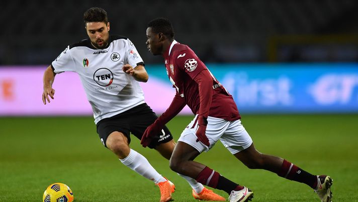 TURIN, ITALY - JANUARY 16: Riccardo Marchizza of Spezia and Wilfried Singo of Torino battle for possession during the Serie A match between Torino FC and Spezia Calcio at Stadio Olimpico di Torino on January 16, 2021 in Turin, Italy. Sporting stadiums around Italy remain under strict restrictions due to the Coronavirus Pandemic as Government social distancing laws prohibit fans inside venues resulting in games being played behind closed doors. (Photo by Valerio Pennicino/Getty Images) Spezia-Torino: 84 anni fa l’unica vittoria granata al Picco. E l’ultimo 4-1… - immagine 1