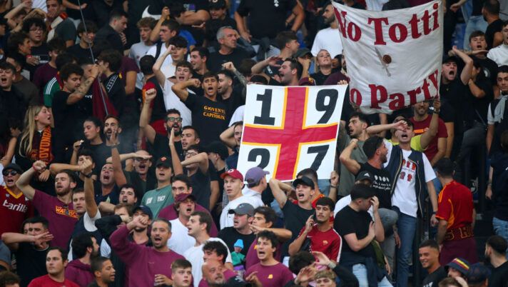ROME, ITALY - SEPTEMBER 22: Fans of AS Roma hold up sign which reads 'No Totti, No Party ' during the Serie A match between AS Roma and Udinese at Stadio Olimpico on September 22, 2024 in Rome, Italy. (Photo by Paolo Bruno/Getty Images) Roma, contestazione contro l’Udinese: lo striscione, la protesta e l’unico giocatore non fischiato - immagine 1