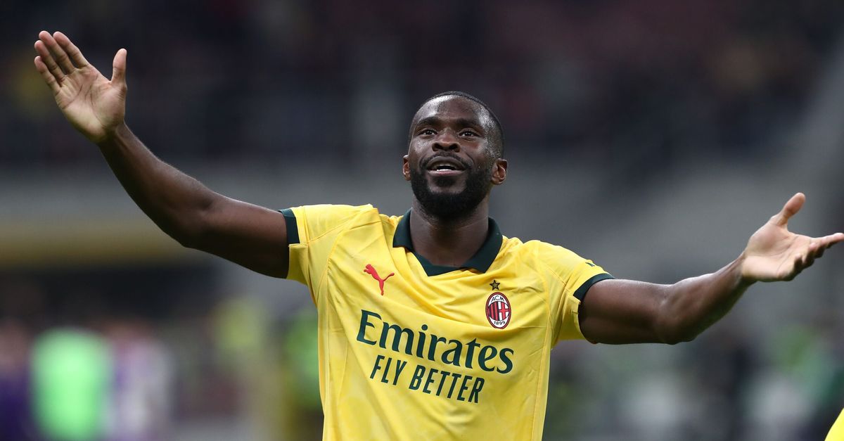 Milan, Tomori: “Con Allegri aria nuova. Scudetto? Se lo vinco divento…” Milan, Tomori: “Con Allegri aria nuova. Scudetto? Se lo vinco divento…”
