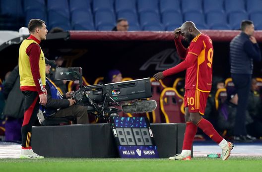 ROME, ITALY - DECEMBER 10: Romelu Lukaku of AS Roma looks dejected as he leaves the field after being shown a red card by Referee Antonio Rapuano (not pictured) during the Serie A TIM match between AS Roma and ACF Fiorentina at Stadio Olimpico on December 10, 2023 in Rome, Italy. (Photo by Paolo Bruno/Getty Images) La moViola: Rapuano insufficiente, Fiorentina penalizzata- immagine 2