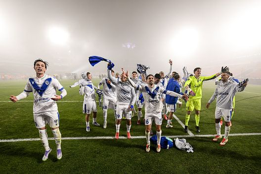 AVELLANEDA, ARGENTINA: I giocatori del Velez festeggiano il trionfo in Supercopa Internacional. (Photo by Marcelo Endelli/Getty Images) Velez, notte da sogno: battuto l’Estudiantes nella finale di Supercopa Internacional- immagine 2