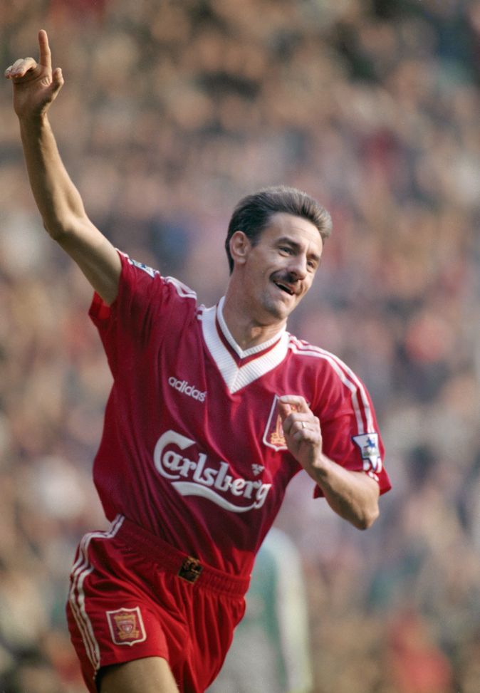 Ian Rush dopo un gol ad Anfield nel 1995. (Foto di Gary M Prior/Allsport/Hulton Archive/Getty Images) Liverpool-Arsenal, sfida tra top XI: il pronostico dell’intelligenza artificiale- immagine 5
