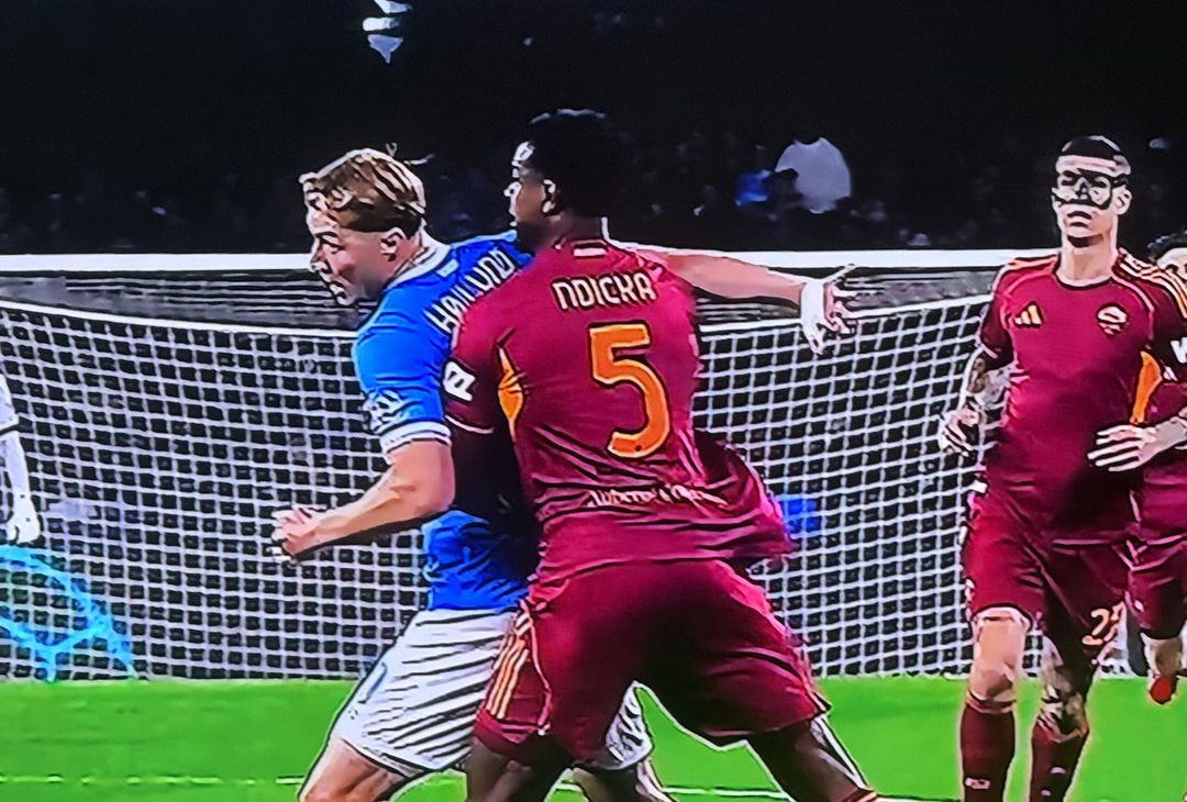 Ndicka abbraccia Hojlund in ripartenza: ma per Colombo non è fallo – LE FOTO - immagine 4