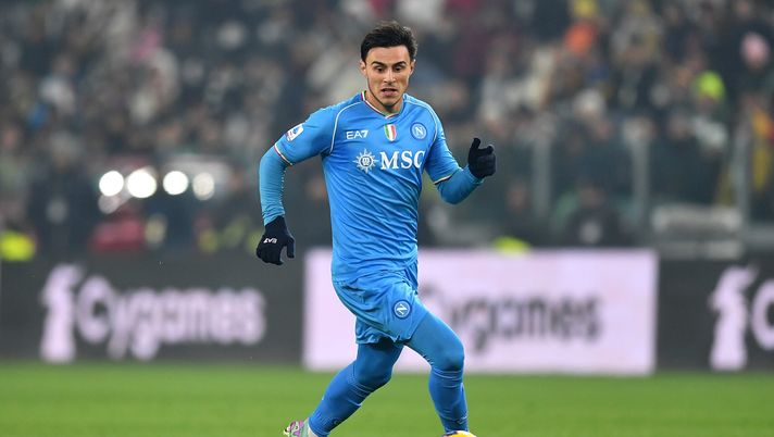 TURIN, ITALY - DECEMBER 08: Eljif Elmas of SSC Napoli in action during the Serie A TIM match between Juventus and SSC Napoli at Allianz Stadium on December 8, 2023 in Turin, Italy. (Photo by Valerio Pennicino/Getty Images) Mercato Roma, Elmas vuole tornare al Napoli: in stand-by le altre trattative - immagine 1