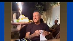 VIDEO / Ex Inter, Vieri festeggia con la moglie e gli amici i 51 anni