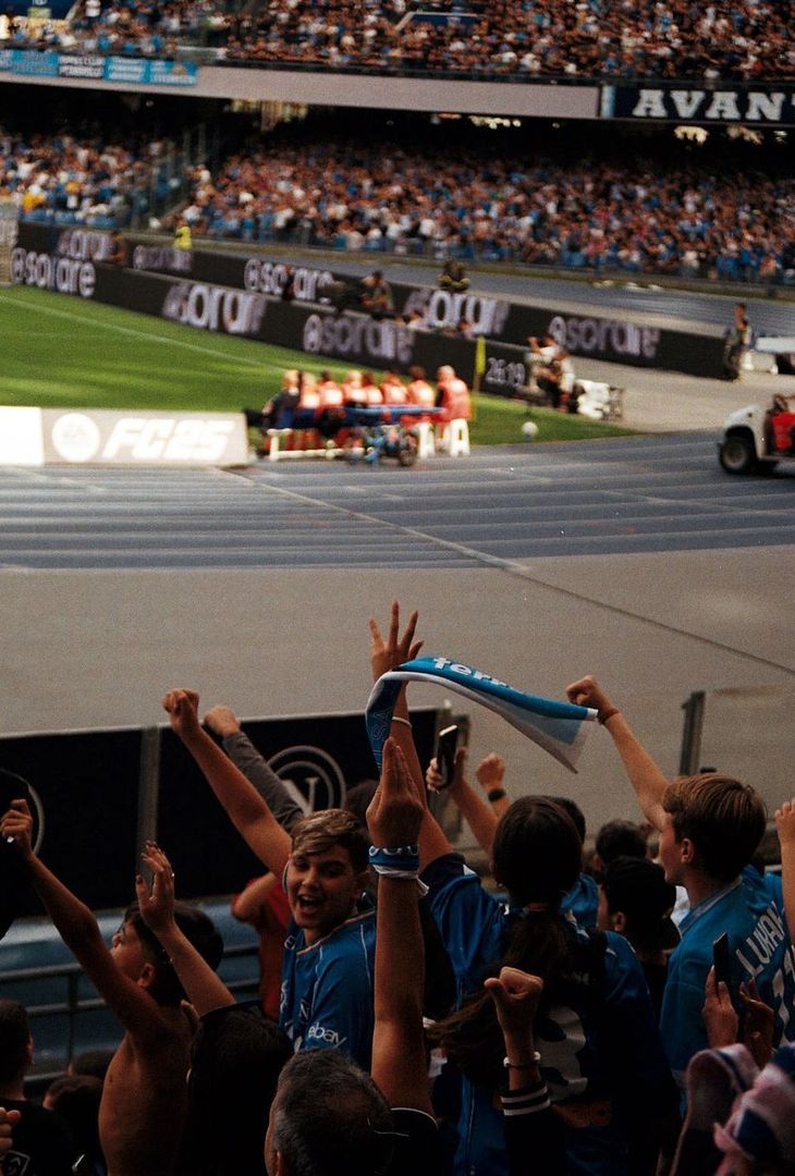 GALLERY Il Napoli come un bel film per i tifosi del Napoli: i suggestivi scatti - immagine 7