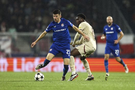 SALZBURG, AUSTRIA - OCTOBER 23: Petar Sucic of GNK Dinamo challenged by Samson Baidoo of FC Salzburg during the UEFA Champions League 2024/25 League Phase MD3 match between FC Salzburg and GNK Dinamo at Stadion Salzburg on October 23, 2024 in Salzburg, Austria. (Photo by Jasmin Walter/Getty Images) ESCLUSIVA Inter, Medo: “Sucic destinato ad essere titolare. Vi dico a chi somiglia”- immagine 3