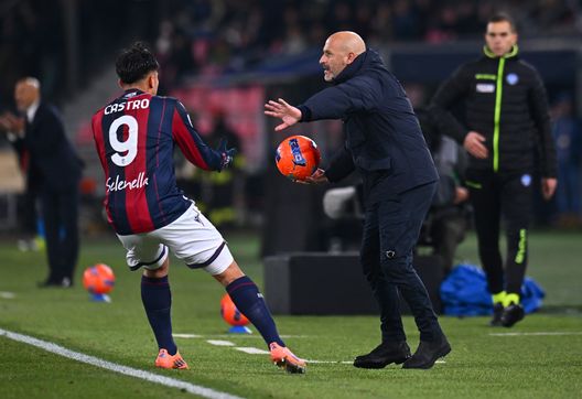 BOLOGNA, ITALY - DECEMBER 14: Vincenzo Italiano, Head Coach of Bologna, gives the ball back to Santiago Castro of Bologna during the Serie A match between Bologna FC 1909 and Juventus FC at Renato Dall'Ara Stadium on December 14, 2025 in Bologna, Italy. (Photo by Alessandro Sabattini/Getty Images) La Juve batte il Bologna 0-1 e si rialza: le parole di Spalletti e Italiano- immagine 2