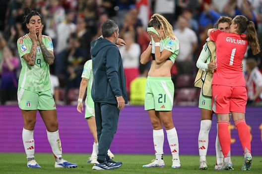 Italy's players react after losing the UEFA Women's Euro 2025 semi-final football match between England and Italy at the Stade de Geneve in Geneva, on July 22, 2025. (Photo by SEBASTIEN BOZON / AFP) (Photo by SEBASTIEN BOZON/AFP via Getty Images) Italia Femminile, Soncin: “Orgogliosi di quanto fatto, uscire così fa male”- immagine 2