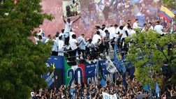 VIDEO – La festa dell’Inter è iniziata. E Dumfries sfotte Theo Hernandez