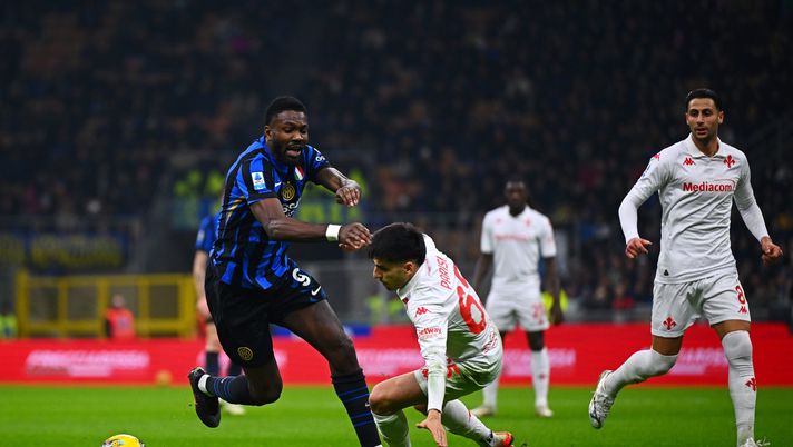 MILAN, ITALY - FEBRUARY 10: Marcus Thuram of FC Internazionale, in action, battles for the ball with Fabiano Parisi of Fiorentina during the Serie match between Inter and Fiorentina at Stadio Giuseppe Meazza on February 10, 2025 in Milan, Italy. (Photo by Mattia Ozbot - Inter/Inter via Getty Images) parisi
