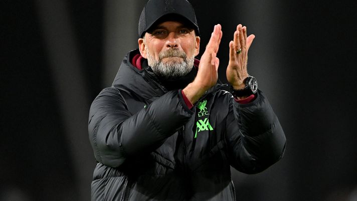 LONDON, ENGLAND - JANUARY 24: Juergen Klopp, Manager of Liverpool, applauds the fans after the Carabao Cup Semi Final Second Leg match between Fulham and Liverpool at Craven Cottage on January 24, 2024 in London, England. (Photo by Mike Hewitt/Getty Images) Klopp, nuova vita: farà il dirigente per i club della Red Bull - immagine 1