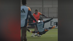 VIDEO / Real Madrid, entrata folle di Rudiger su Mbappé in allenamento