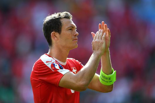 SAINT-ETIENNE, FRANCIA - 25 GIUGNO: Lo svizzero Stephan Lichtsteiner applaude i tifosi dopo la partita degli ottavi di finale di UEFA EURO 2016 tra Svizzera e Polonia allo Stade Geoffroy-Guichard il 25 giugno 2016 a Saint-Etienne, Francia. (Foto di Laurence Griffiths/Getty Images)