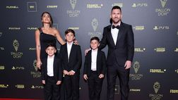 Messi vince l’ottavo Pallone d’oro in carriera: “Grazie a mia moglie, c’è sempre stata”