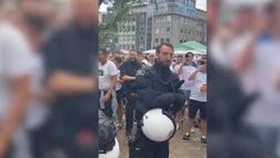 VIDEO / Il poliziotto è il sosia di Southgate: i tifosi inglesi impazziscono!