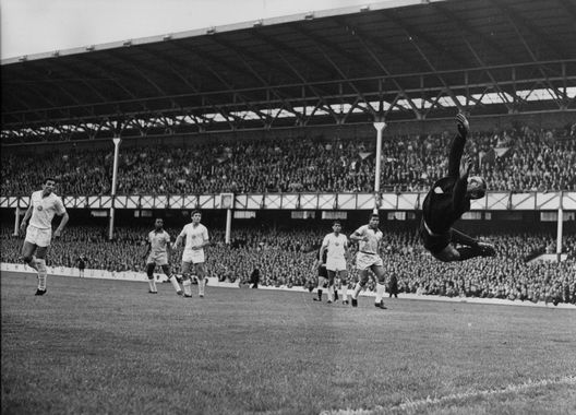 13 luglio 1966: Il portiere bulgaro Georgi Naidenov salta sul pallone dopo il gol del calciatore brasiliano Garrincha al Goodison Park di Liverpool. (Foto di Central Press/Getty Images) Tra Botafogo e Corinthians: Garrincha, la gioia del popolo- immagine 2