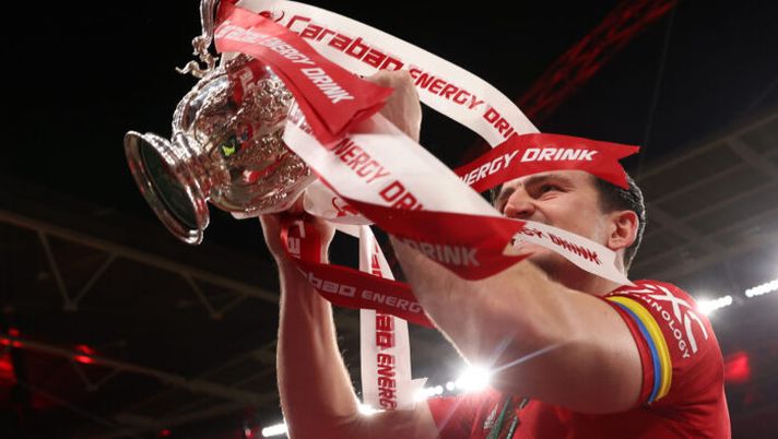 LONDON, ENGLAND - FEBRUARY 26: Harry Maguire of Manchester United celebrates with the Carabao Cup trophy following victory in the Carabao Cup Final match between Manchester United and Newcastle United at Wembley Stadium on February 26, 2023 in London, England. (Photo by Julian Finney/Getty Images) Romano – Solet è nella lista dell’Inter ma per il momento non è a un passo: la verità. Maguire… - immagine 1