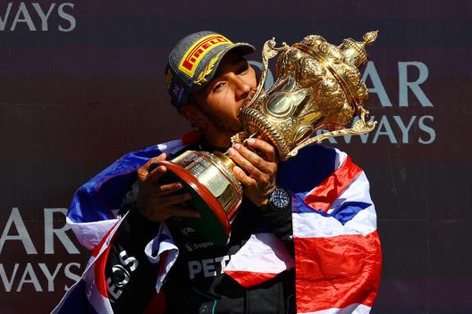 Getty I primi 40 anni di Hamilton, per sir Lewis una festa in rosso- immagine 2