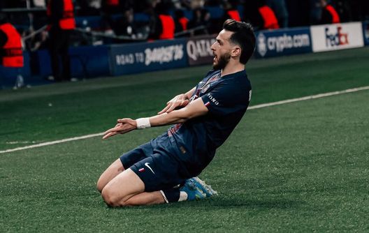 Khvicha Kvaratskhelia esulta dopo aver siglato il gol del definitivo 2-0 nel match d'andata dei quarti di finale di UEFA Champions League tra Paris Saint-Germain e Liverpool (8 aprile)