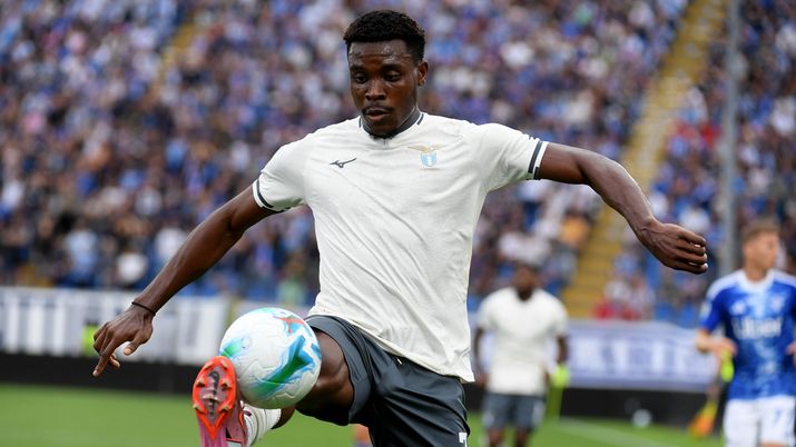 COMO, ITALY - AUGUST 24: Fisayo Dele-Bashiru of SS Lazio controls the ball during the Serie A match between Como 1907 and SS Lazio at Giuseppe Sinigaglia Stadium on August 24, 2025 in Como, Italy. (Photo by Marco Rosi - SS Lazio/Getty Images) dele-bashiru nigeria