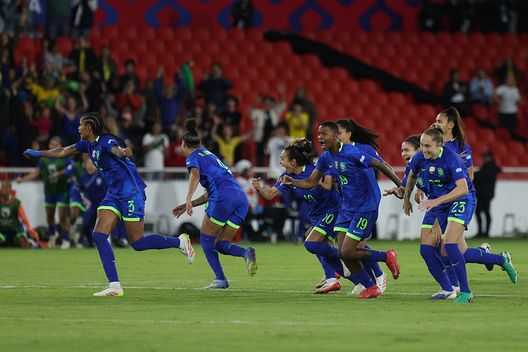 QUITO, ECUADOR - AUGUST 2: Players of Brazil celebrate after the last penalty was taken, and saved by Lorena Da Silva of Brazil (not in frame), after the CONMEBOL Copa America Femenina 2025 Final match between Colombia and Brazil at Rodrigo Paz Delgado Stadium on August 2, 2025 in Quito, Ecuador. (Photo by Franklin Jacome/Getty Images) brasile-vince-copa-america-femminile-2025-colombia-quito-marta-rigori-ecuador