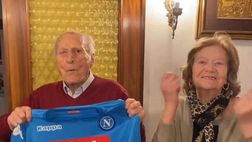 Nonno Severino intona una canzone sul Napoli e mostra la maglia azzurra: che show!