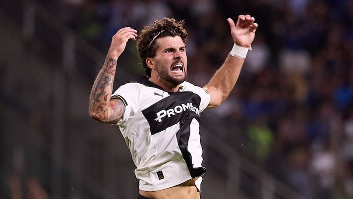 PARMA, ITALY - AUGUST 30: Patrick Cutrone of Parma Calcio celebrates after scoring his team's first goal during the Serie A match between Parma Calcio 1913 and Atalanta BC at Stadio Ennio Tardini on August 30, 2025 in Parma, Italy. (Photo by Emmanuele Ciancaglini/Getty Images) Chi schierare in attacco alla tredicesima giornata al fantacalcio: la divisione fascia per fascia - immagine 1