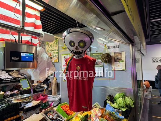 Athletic-Roma, l’amore per Totti senza confini: la maglia esposta al mercato- immagine 3