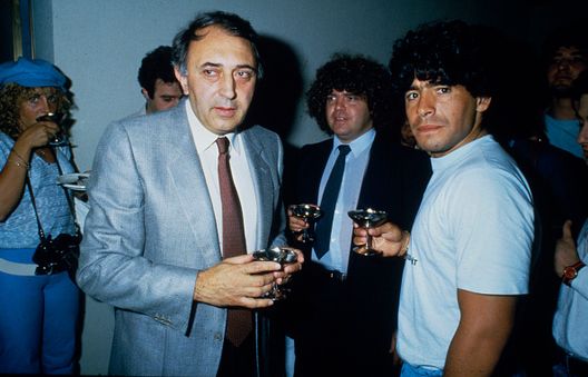 il neo acquisto del Napoli Diego Maradona con il presidente del Napoli Corrado Ferlaino; sullo sfondo, l'ex procuratore di Maradona, Jorge Cysterpiller Maradona è del Napoli: 5 luglio 1984, la storia ha voluto una data- immagine 7