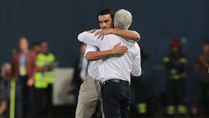 BERGAMO, ITALY - SEPTEMBER 02: Raffaele Palladino, Head Coach of Monza, and Gian Piero Gasperini, Head Coach of Atalanta, embrace at full-time after the Serie A TIM match between Atalanta BC and AC Monza at Gewiss Stadium on September 02, 2023 in Bergamo, Italy. (Photo by Emilio Andreoli/Getty Images) Gasperini e Palladino