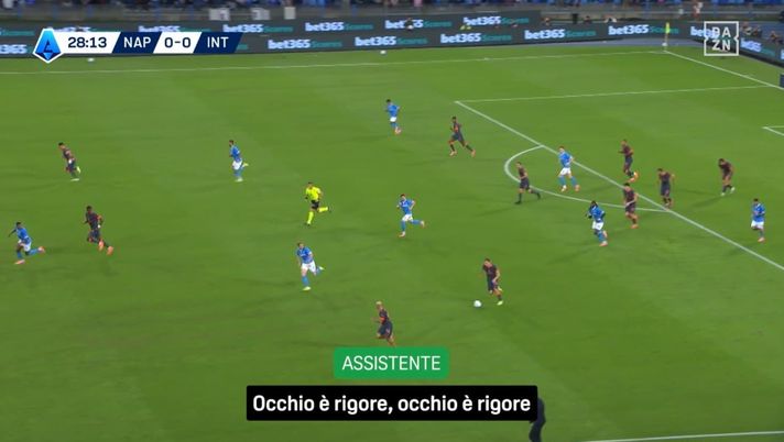 Rigore Napoli, l’audio VAR. Bindoni: “È rigore!”. Da Lissone: “Non possiamo levarlo perché…” Rigore Napoli, l’audio VAR. Bindoni: “È rigore!”. Da Lissone: “Non possiamo levarlo perché…” - immagine 1