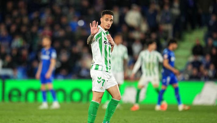 GETAFE, SPAIN - FEBRUARY 23: Antony of Real Betis reacts, as he leaves the pitch after receiving a red card during the LaLiga match between Getafe CF and Real Betis Balompie at Coliseum Alfonso Perez on February 23, 2025 in Getafe, Spain. (Photo by Aitor Alcalde/Getty Images) Betis-Real Sociedad, dove vedere il match di Liga in diretta tv e streaming LIVE - immagine 1