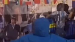 Kvara saluta Napoli, il tributo al murales di Maradona nella notte