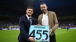 Handanovic premiato da Zanetti per la sua storia con l’Inter. Poi al lavoro in tribuna