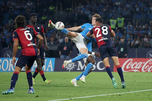 Napoli, Italia - 23 maggio 2025: Il gol di Scott McTominay durante il primo tempo della partita di Serie A tra Napoli e Cagliari. (Foto di Francesco Pecoraro/Getty Images) Serie A, premi individuali assegnati: McTominay MVP del campionato- immagine 3