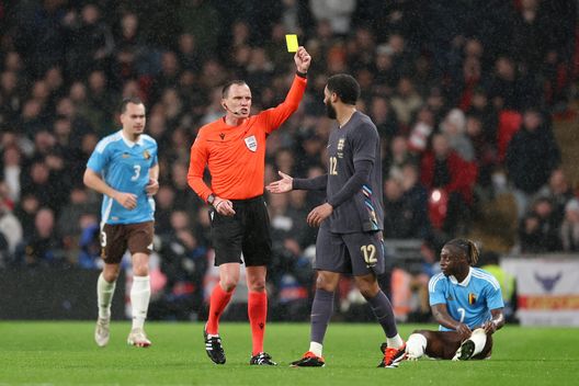 LONDON, ENGLAND - MARCH 26: Referee Sebastian Gishamer shows a yellow card to Joe Gomez of England during the international friendly match between England and Belgium at Wembley Stadium on March 26, 2024 in London, England. (Photo by Julian Finney/Getty Images) Ecco l’arbitro della sfida di Conference. La Uefa ha scelto un austriaco- immagine 2