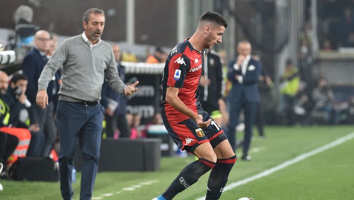 GENOA, ITALY - OCTOBER 05: Paolo Ghiglione of Genoa CFC and Marco Giampaolo head coach of AC Milan during the Serie A match between Genoa CFC and AC Milan at Stadio Luigi Ferraris on October 5, 2019 in Genoa, Italy. (Photo by Paolo Rattini/Getty Images) Genoa, con Motta la difesa imbarca meno. E attenzione agli assist di Ghiglione - immagine 1