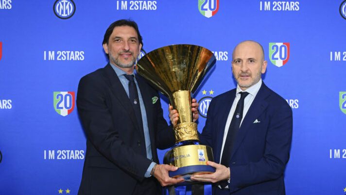 MILAN, ITALY - MAY 19: Deputy Sports Director Dario Baccin of FC Internazionale and Sports Manager Piero Ausilio of FC internazionale with the trophy during the Serie A TIM match between FC Internazionale and SS Lazio at Stadio Giuseppe Meazza on May 19, 2024 in Milan, Italy. (Photo by Mattia Pistoia - Inter/Inter via Getty Images) INFO SOS – Nome nuovo per il difensore mancino dell’Inter: contatti in corso - immagine 1