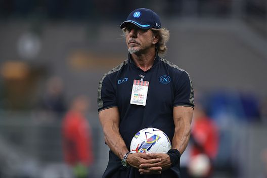 Tiberio Ancora, nutrizionista dell'SSC Napoli, osserva il riscaldamento prima della partita di Serie A tra AC Milan e SSC Napoli allo Stadio Giuseppe Meazza il 29 ottobre 2024 a Milano ESCLUSIVA – Tiberio Ancora a DDD: lo scudetto a Napoli e la scelta di tornare a Lecce- immagine 6