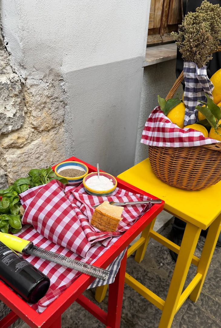 La famiglia De Bruyne si gode Napoli: giornata alla Sanità! – LA GALLERY - immagine 3