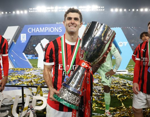 Christian Pulisic col trofeo della Supercoppa vinta contro l'Inter il 6 gennaio. (Foto di Claudio Villa/AC Milan via Getty Images) Supercoppa Italiana, delineato il tabellone della prossima edizione- immagine 3