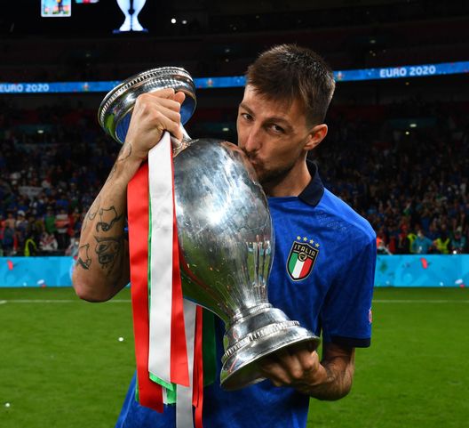 Francesco Acerbi festeggia la vittoria nella finale del Campionato Europeo UEFA 2020 tra Italia e Inghilterra allo stadio di Wembley, l'11 luglio 2021 a Londra. (Foto di Claudio Villa/Getty Images) champions-league-2025-linter-vola-in-finale-e-garantisce-un-trionfo-per-un-campione-di-euro-2020