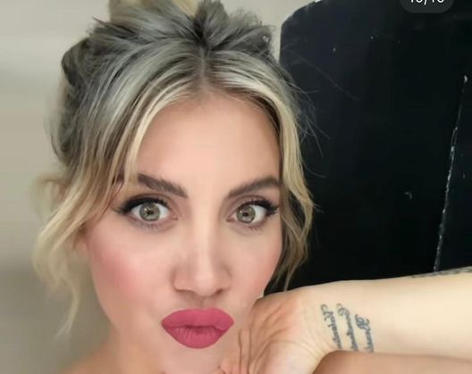 Wanda e Icardi tornano in Turchia. I tifosi del Gala li accolgono: “Guarisci presto Wanda”- immagine 2