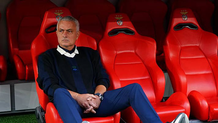LISBON, PORTUGAL - AUGUST 27: Head Coach Jose Mourinho of Fenerbahce looks on before the start of the UEFA Champions League Play Off 2nd Leg match between SL Benfica and Fenerbahce at Estadio da Luz on August 27, 2025 in Lisbon, Portugal. (Photo by Gualter Fatia/Getty Images) Mourinho, le prime dichiarazioni: “Al Fenerbahçe ho sbagliato, non era il mio livello. Il Benfica lo è” - immagine 1