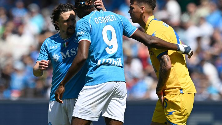 NAPLES, ITALY - APRIL 14: Victor Osimhen of SSC Napoli celebrates after scoring his side second goal during the Serie A TIM match between SSC Napoli and Frosinone Calcio at Stadio Diego Armando Maradona on April 14, 2024 in Naples, Italy. (Photo by Francesco Pecoraro/Getty Images) (Photo by Francesco Pecoraro/Getty Images) Osimhen, i quotidiani lo rimandano: il gol è l’unico gesto da rapace d’area - immagine 1