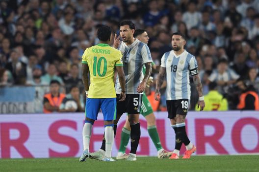 Paredes e Rodrygo faccia a faccia nell'ultimo confronto tra Brasile e Argentina. (Foto di Marcelo Endelli/Getty Images) Nazionali e Sudamerica: come sono cambiate le gerarchie nell’ultimo decennio?- immagine 2