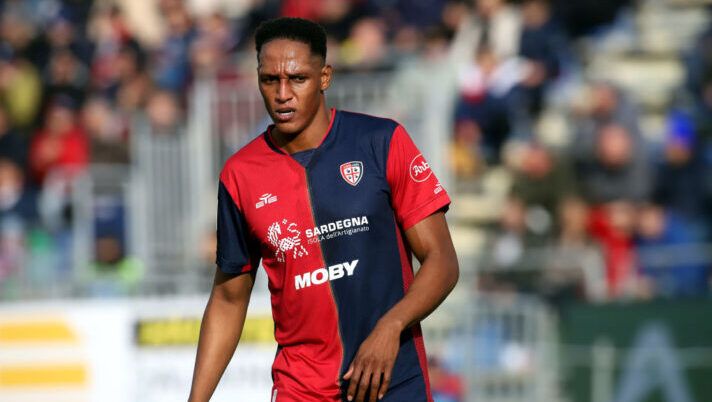CAGLIARI, ITALY - JANUARY 19: Yerry Mina of Cagliari looks on during the Serie A match between Cagliari and Lecce at Sardegna Arena on January 19, 2025 in Cagliari, Italy. (Photo by Enrico Locci/Getty Images) Pisacane: “Rispondo su Mina e i due rigoristi! Esposito, Folorunsho, Kilicsoy, Luvumbo, Obert…” - immagine 1