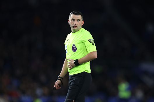 BRIGHTON, ENGLAND - FEBRUARY 25: Referee Michael Oliver during the Premier League match between Brighton & Hove Albion FC and AFC Bournemouth at Amex Stadium on February 25, 2025 in Brighton, England. (Photo by Charlie Crowhurst/Getty Images) VN – Chi è Michael Oliver, il fischietto di Betis-Fiorentina- immagine 2